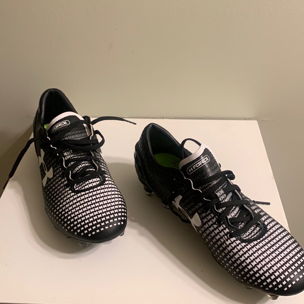 New without tag Underarmour Force soccer shoes. Size 9.